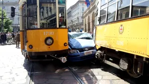Maşină de poliţie, strivită de două tramvaie, în centrul oraşului italian Milano - FOTO