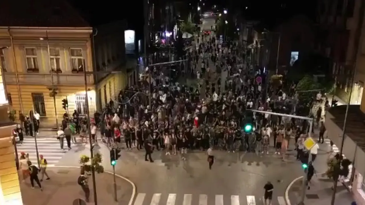 Noi violențe în Serbia. Protestatarii au vandalizat sediul partidului aflat la guvernare