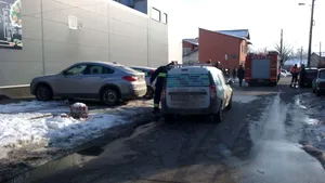 GALERIE FOTO Mai multe persoane au fost evacuate, în Ploieşti, după ce un autoturism a avariat o conductă de gaze