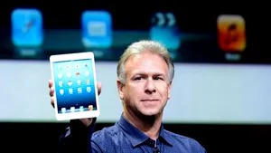 iPad Mini, pus în vânzare în mai multe ţări. Cum au aşteptat cumpărătorii noua tabletă în faţa magazinelor Apple - FOTO 