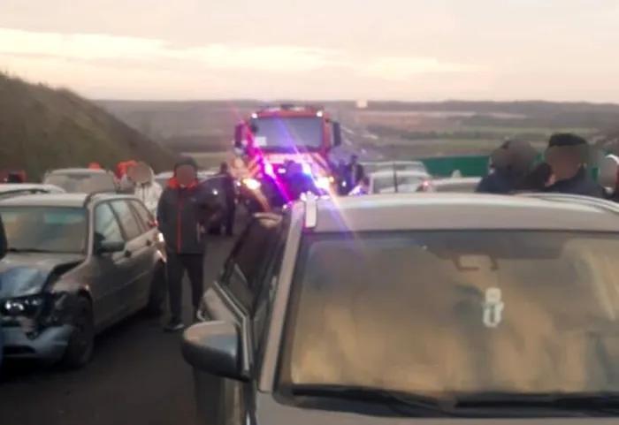 NEWS ALERT UPDATE: Zece mașini în care erau 27 de oameni,implicate într-un accident pe Drumul Expres 12, în județul Olt