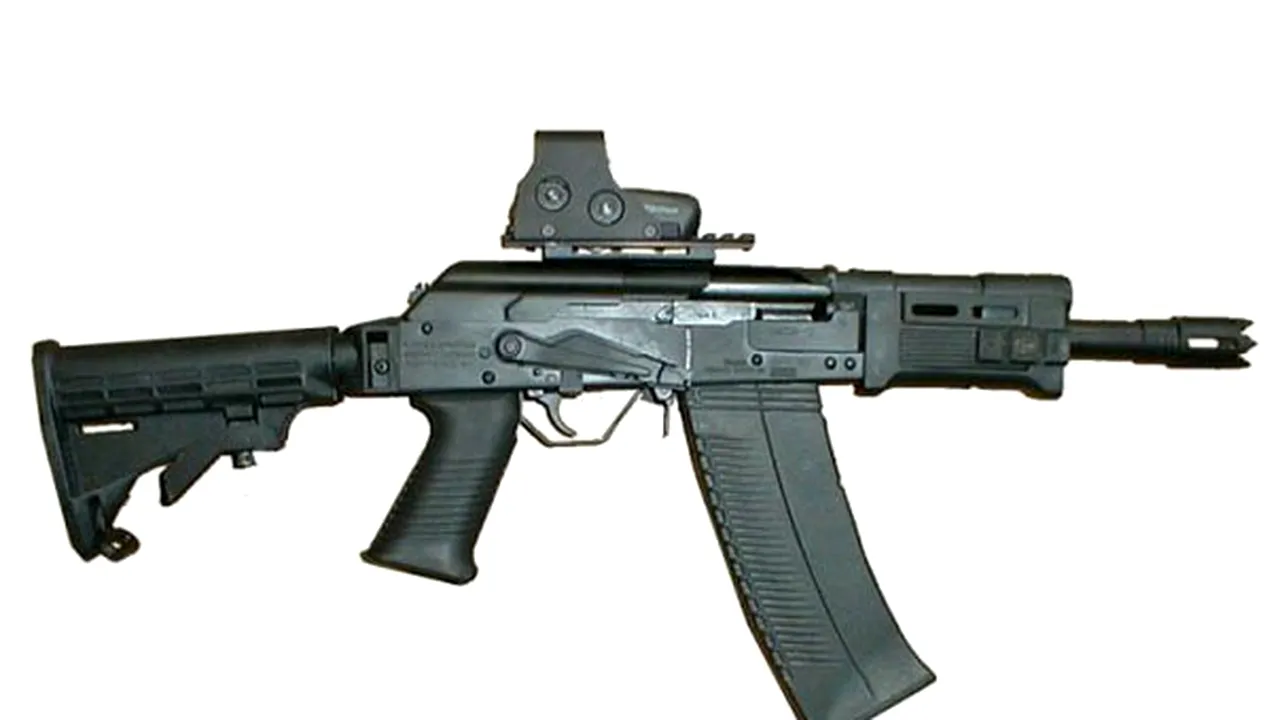 Acord fără precedent între Rusia şi SUA: Arme semiautomate ruseşti, livrate poliţiei americane