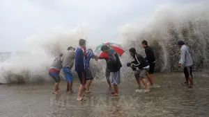 Cel puţin 23 de morţi şi 35 de dispăruţi în Filipine, după trecerea taifunului Nesat - FOTO, VIDEO