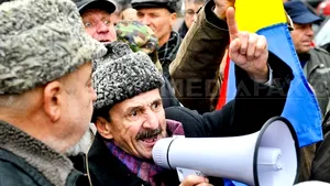 Sute de revoluţionari protestează în Piaţa Victoriei. Manifestanţii au încercat să rupă cordonul de ordine