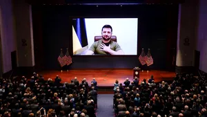 A 21-a zi de război în Ucraina. Zelenski, discurs istoric în faţa Congresului American / Rusia va fi exclusă din Consiliul Europei. Continuă bombardamentele în mai multe oraşe. Teatrul din Mariupol, atacat. Putin 