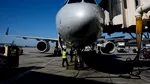 Vrei să pui bagajul în compartimentul de deasupra? O companie aeriană va începe să taxeze acest serviciu