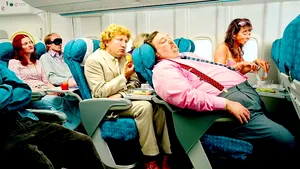 Pasagerii din avion ar trebui să-şi plătească unul altuia dreptul de a-şi înclina pe spate scaunul. 