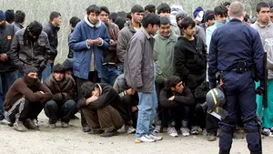 Sute de imigranţi extracomunitari, evacuaţi din portul francez Calais