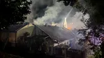 Incendiu la o pensiune din Cluj. S-a extins la două case din vecinătate, iar șase persoane s-au autoevacuat
