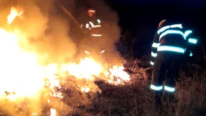 Incendiu de proporţii în Dâmboviţa. Ard sute de anvelope şi materiale plastice