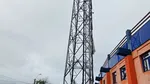 Recidivă la înălţime: Un bărbat protestează pe un stâlp de iluminat al stadionului Ceahlăul