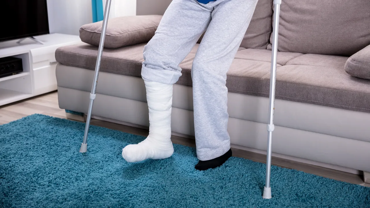 Revolta soţiei unui bărbat confirmat cu Covid-19, cu fractură la picior, refuzat de medicul ortoped: Cum poţi dormi noaptea?