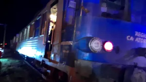 Circulaţie feroviară blocată în Timiş, după ce un tren a lovit o maşină. FOTO