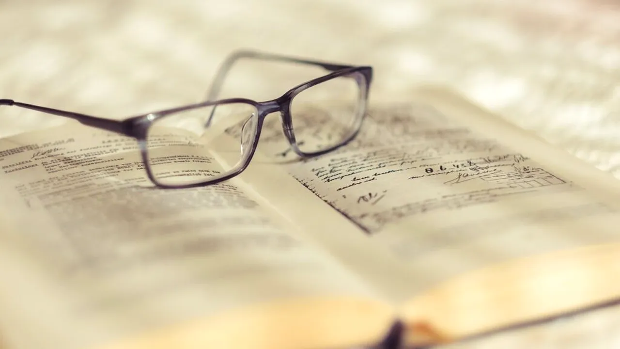 Înțelegere anticoncurențială pe piața ochelarilor de lux din România. Amenzi de 4,5 milioane de lei