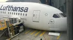 Un Boeing 787 s-a prăbușit în timp ce stătea pe loc. Situație bizară pe aeroportul din Frankfurt