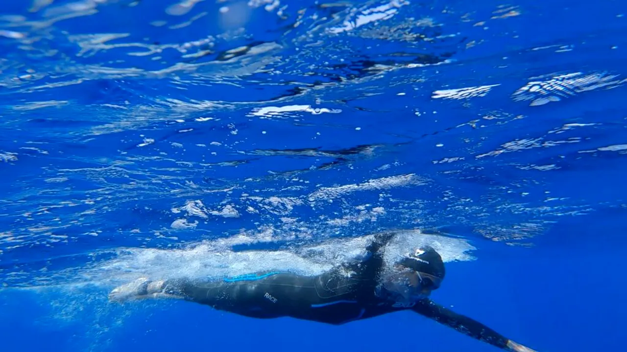A înotat 91,4 kilometri din Grecia până în Italia, fără să se oprească. Performanța uluitoare a unui grec