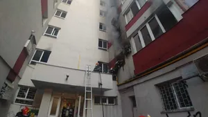 Incendiu într-un bloc din Capitală: Două persoane, printre care o adolescentă de 16 ani, au fost duse la spital şi alte nouă evacuate | FOTO