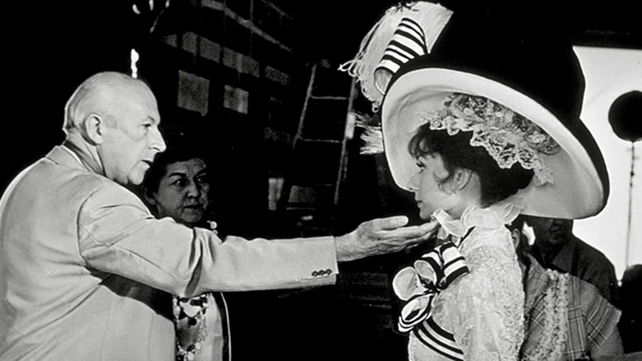 O rochie purtată de Audrey Hepburn, cel mai scump obiect din lumea filmului vândut la licitaţie