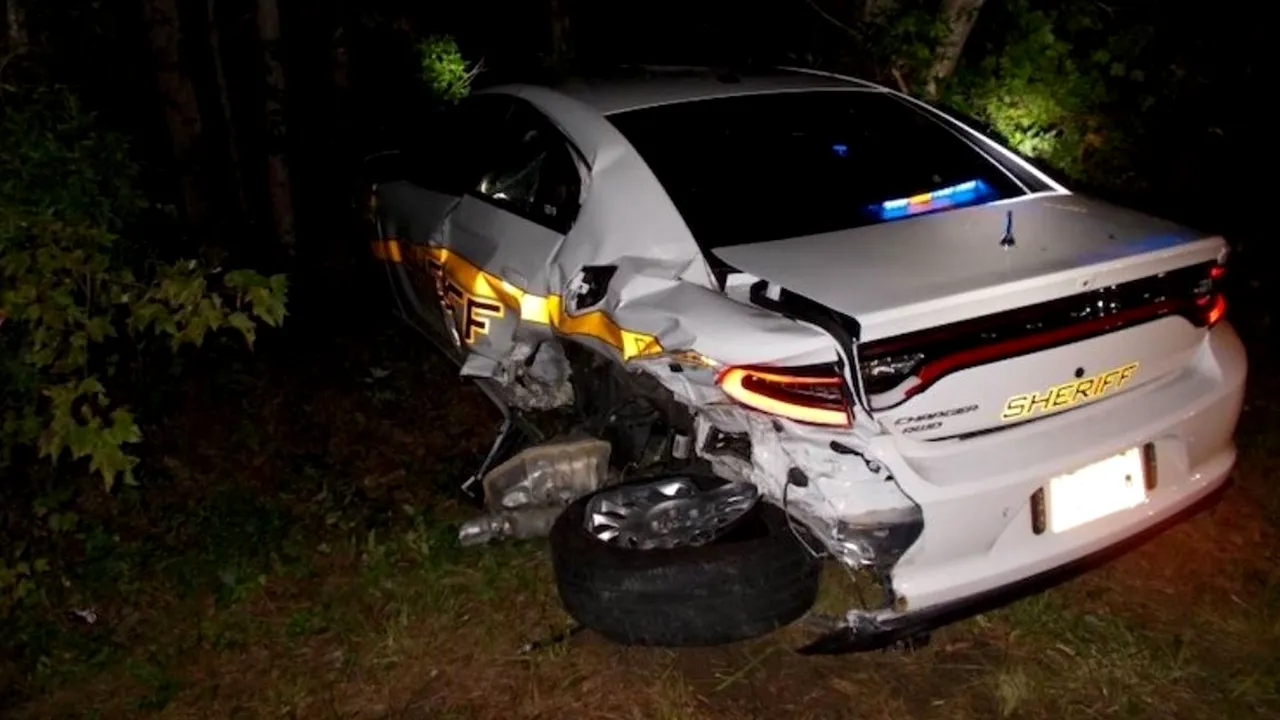 O maşină Tesla, aflată pe „pilot automat”, a provocat un accident cu două maşini de poliţie. Şoferul se uita la un film

