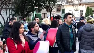 Protest cu ligheane în faţa Primăriei Capitalei. Manifestant: Nu avem apă caldă şi căldură