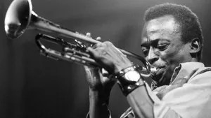 ASCULTĂ SMART RADIO | O trompetă concepută şi folosită de Miles Davis, scoasă la licitaţie