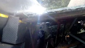 Poliţiştii din Iaşi caută un şofer care a distrus o casă în care a intrat cu cisterna de lapte, apoi a fugit 