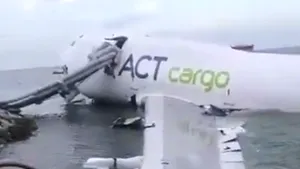 Accident grav pe aeroportul din Hong Kong: Un avion cargo a ieșit de pe pistă la aterizare. Doi morți din echipajul de la sol