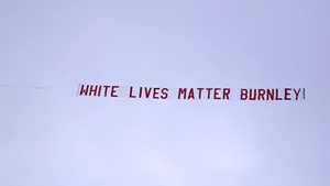 Un organizator al bannerului cu inscripţia 