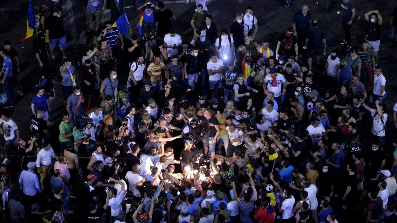Femeia-jandarm lovită de protestatari, internată cu suspiciune de fractură la coloana cervicală