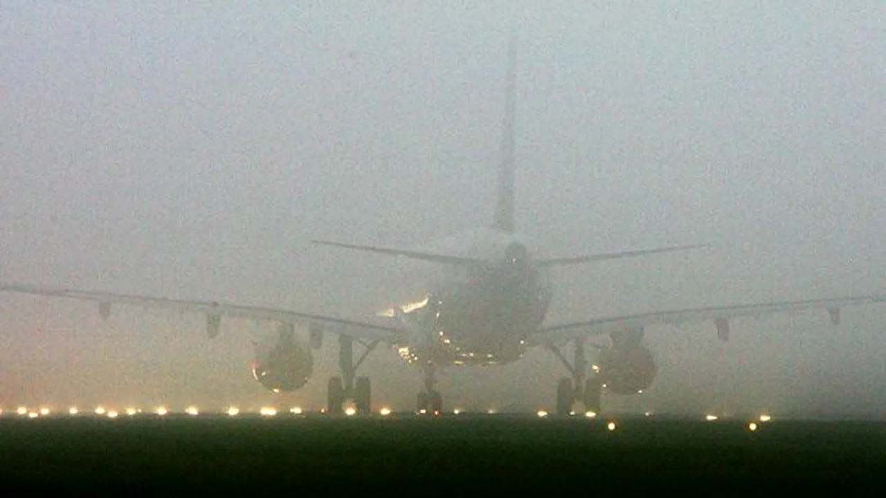 Aeroporturile din Londra, blocate de ceaţă. Sute de zboruri au fost anulate