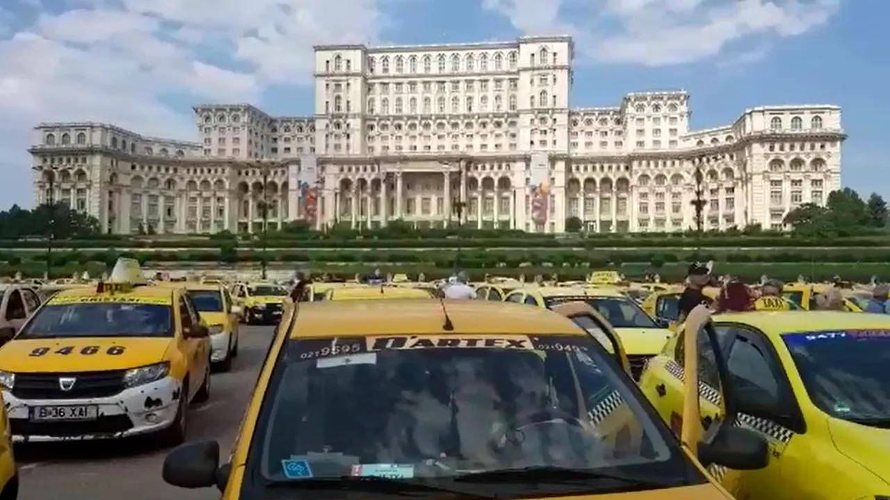 Protestul taximetriştilor au blocat astăzi Capitala. Transportatorii ies în stradă, în ziua moţiunii de cenzură, faţă de proiectul de lege pentru „ridesharing”/ Câţi taximetrişti s-a adunat în Piaţa Constituţiei