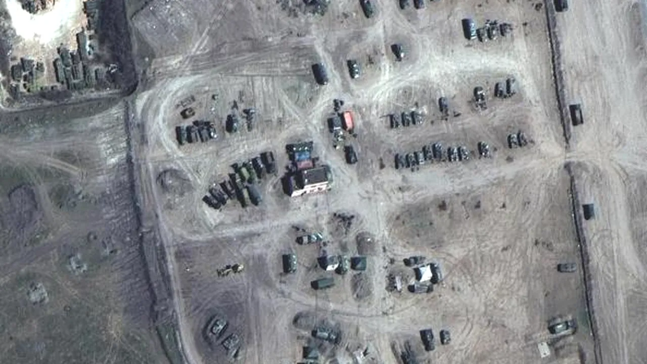 Rusia adună trupe în est, arată imaginile din satelit


