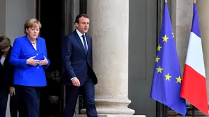 Emmanuel Macron şi Angela Merkel cred că relaţia cu SUA rămâne esenţială