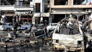 Cel puţin 25 de morţi la Homs, într-un dublu atentat cu maşini-capcană. FOTO, VIDEO