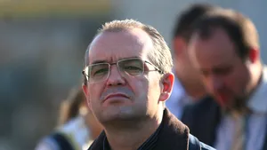 Sindicaliştii au cerut demisia lui Boc şi au aruncat cu bulgări spre acesta