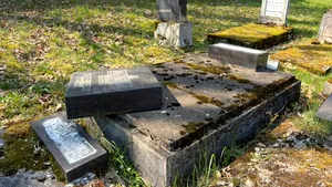 Monumente funerare răsturnate în cimitirul evreiesc din Reghin. Poliția a deschis dosar penal