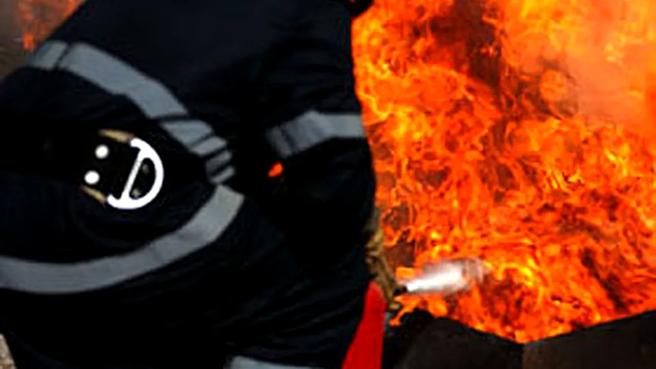 Patru răniţi, după ce o cisternă a luat foc lângă rafinăria Brazi