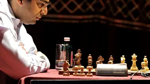 Anand a susţinut un simultan de şah la Palatul Parlamentului din Bucureşti
