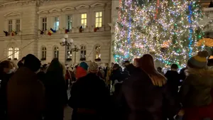 VIDEO Atmosferă festivă la Arad, unde zeci de oameni au venit la aprinderea luminiţelor. Motivul pentru care primarul şi-a dat jos masca