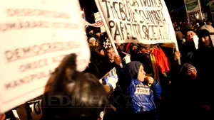 PROTESTELE DIN CAPITALĂ, în a zecea zi: 800 de manifestanţi, în Piaţa Universităţii. Mitingul s-a încheiat fără incidente - GALERIE FOTO