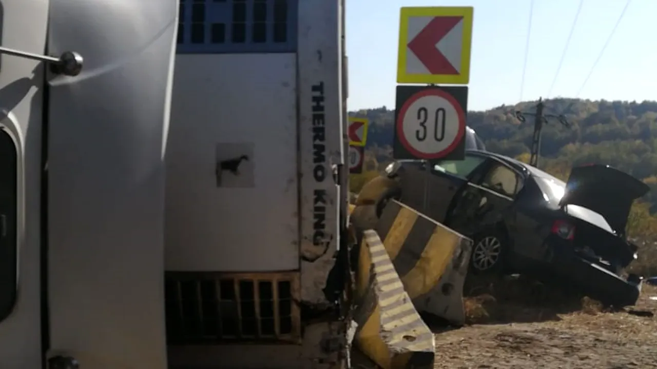 Trei persoane rănite pe Valea Oltului, după ce un TIR s-a răsturnat peste o maşină | FOTO