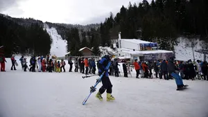 Sporturile de iarnă: ce trebuie să ştim înainte de a ne urca pe schiuri / placă