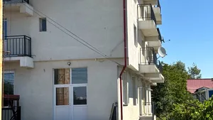 Breaking News Un bărbat din Otopeni și-a ucis unul dintre copii și a amenințat că se aruncă de la balcon cu al doilea. El ține ostatic în casă și o rudă. Polițiștii sunt la fața locului