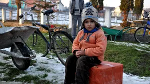 Aproximativ 18 milioane de copii din Uniunea Europeană trăiesc în gospodării expuse riscului de sărăcie. Comisia Europeană ia măsuri