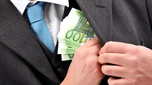 Mită de 23.000 euro pentru a influenţa un procuror 