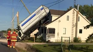 Autorităţile nu îşi pot explica modul în care un TIR a ajuns pe acoperişul unei case. INCIDENTUL a fost filmat | VIDEO