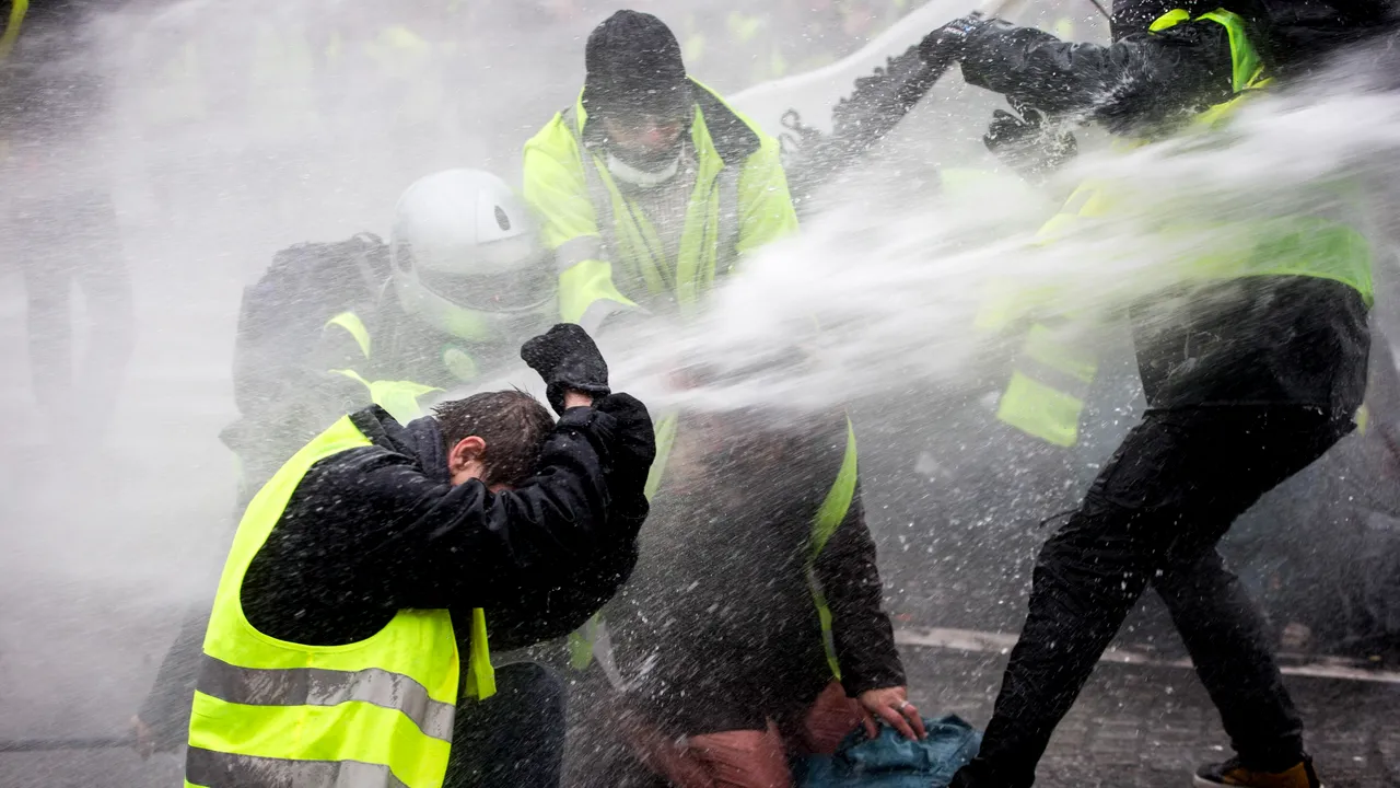 Reuniune de urgenţă, la Palatul Élysée, pe tema protestelor violente de la Paris. Cel puţin 263 de răniţi şi 412 de persoane reţinute