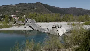 VIDEO | Măsurile anti-coronavirus au evitat o tragedie de proporţii în Italia. Un pod de 300 de metri s-a prăbuşit în totalitate