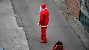 Caz revoltător | O femeie şi-ar fi traumatizat copilul cu ajutorul unui bărbat deghizat în Moş Nicolae