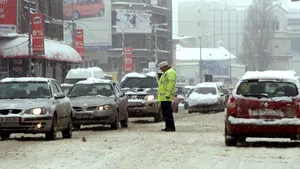 Ninsoarea îngreunează traficul pe majoritatea arterelor din Capitală